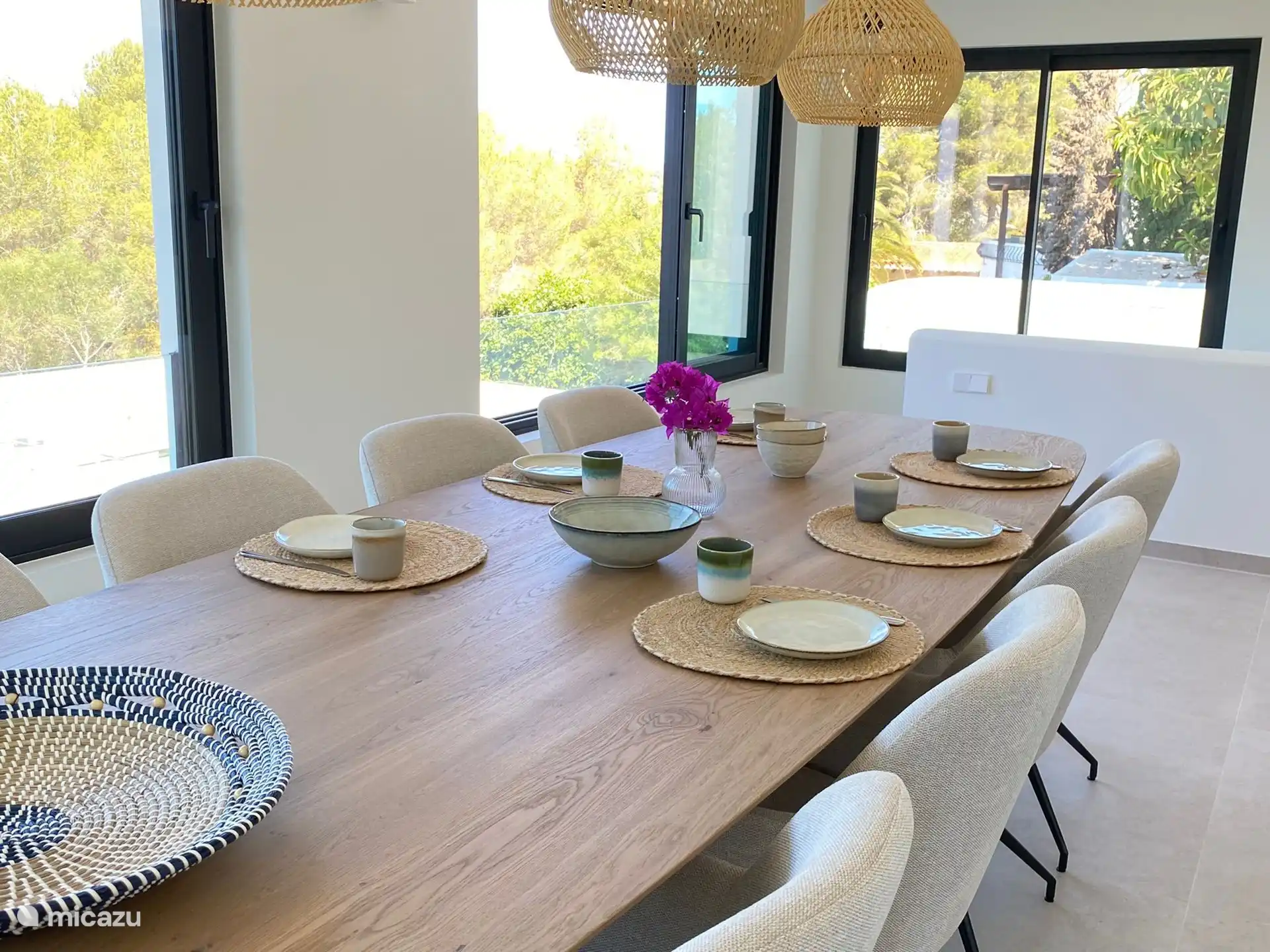 Mesa de comedor en el piso de arriba