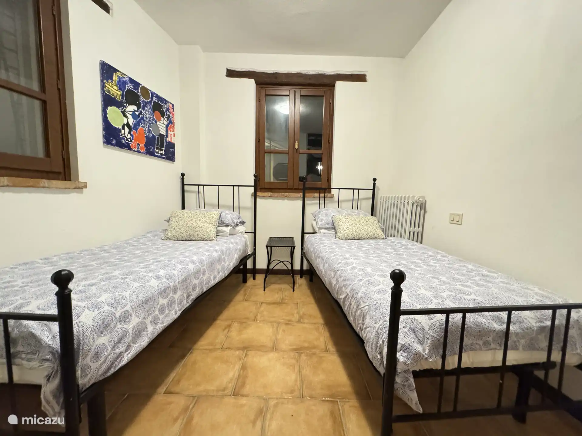 Schlafzimmer für zwei Personen mit zwei Einzelbetten. Dieses Zimmer befindet sich in terra die untere Wohnung