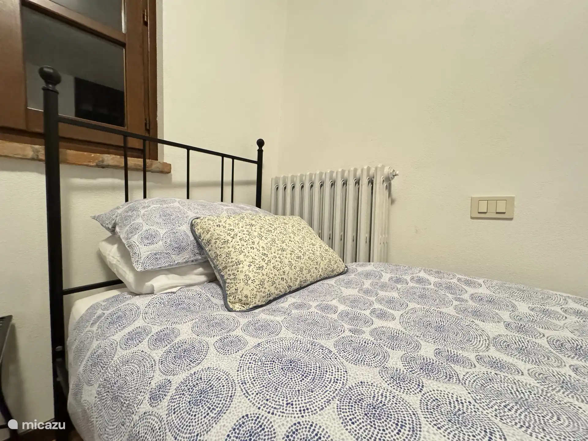 Schlafzimmer für zwei Personen mit zwei Einzelbetten. Dieses Zimmer befindet sich in terra die untere Wohnung