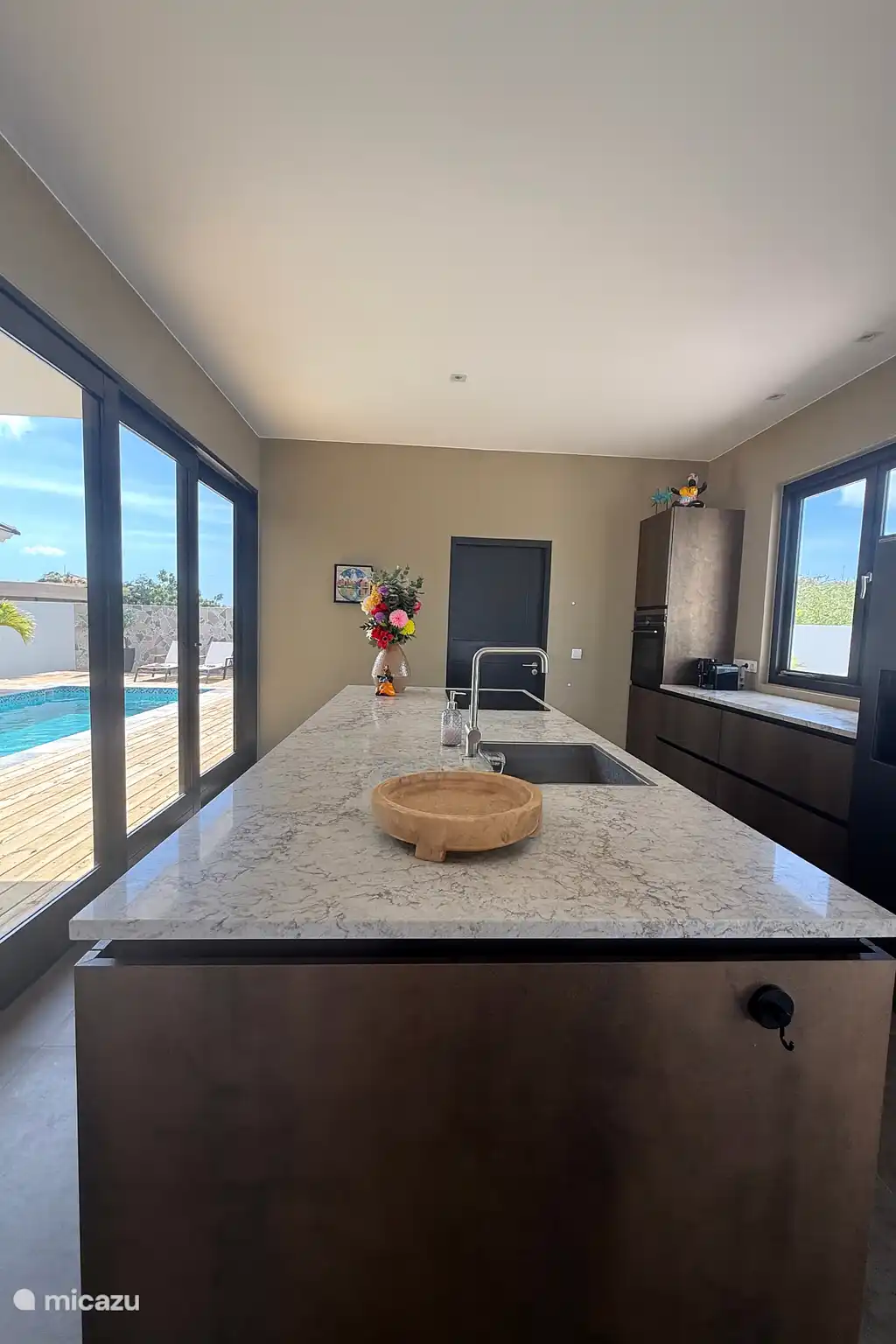 Kochen mit Blick auf den Pool