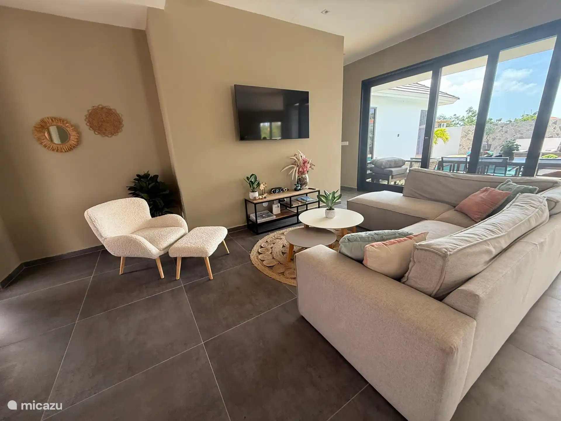 Sitzecke mit geräumigem Sofa