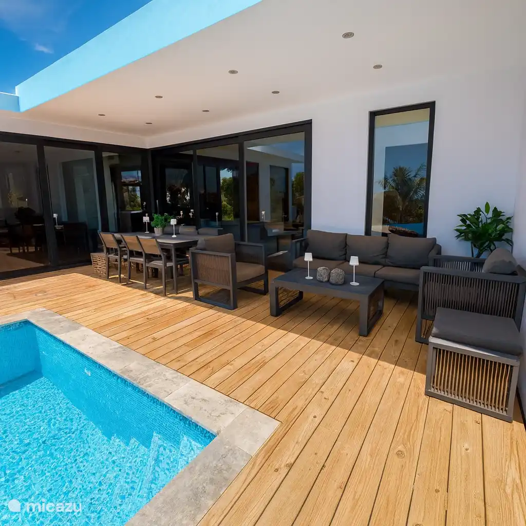 Hinterhof-Lounge-Set und Esstisch