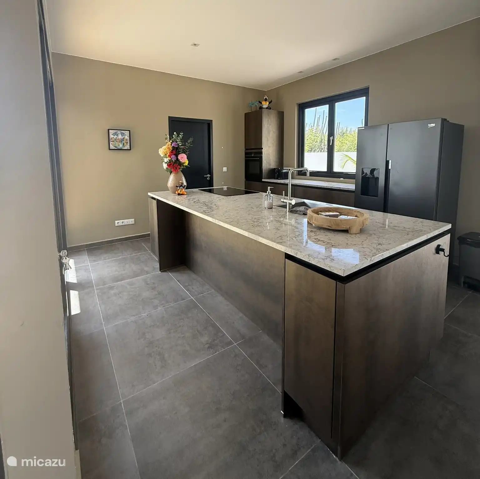 Voll ausgestattete Küche mit Kochinsel