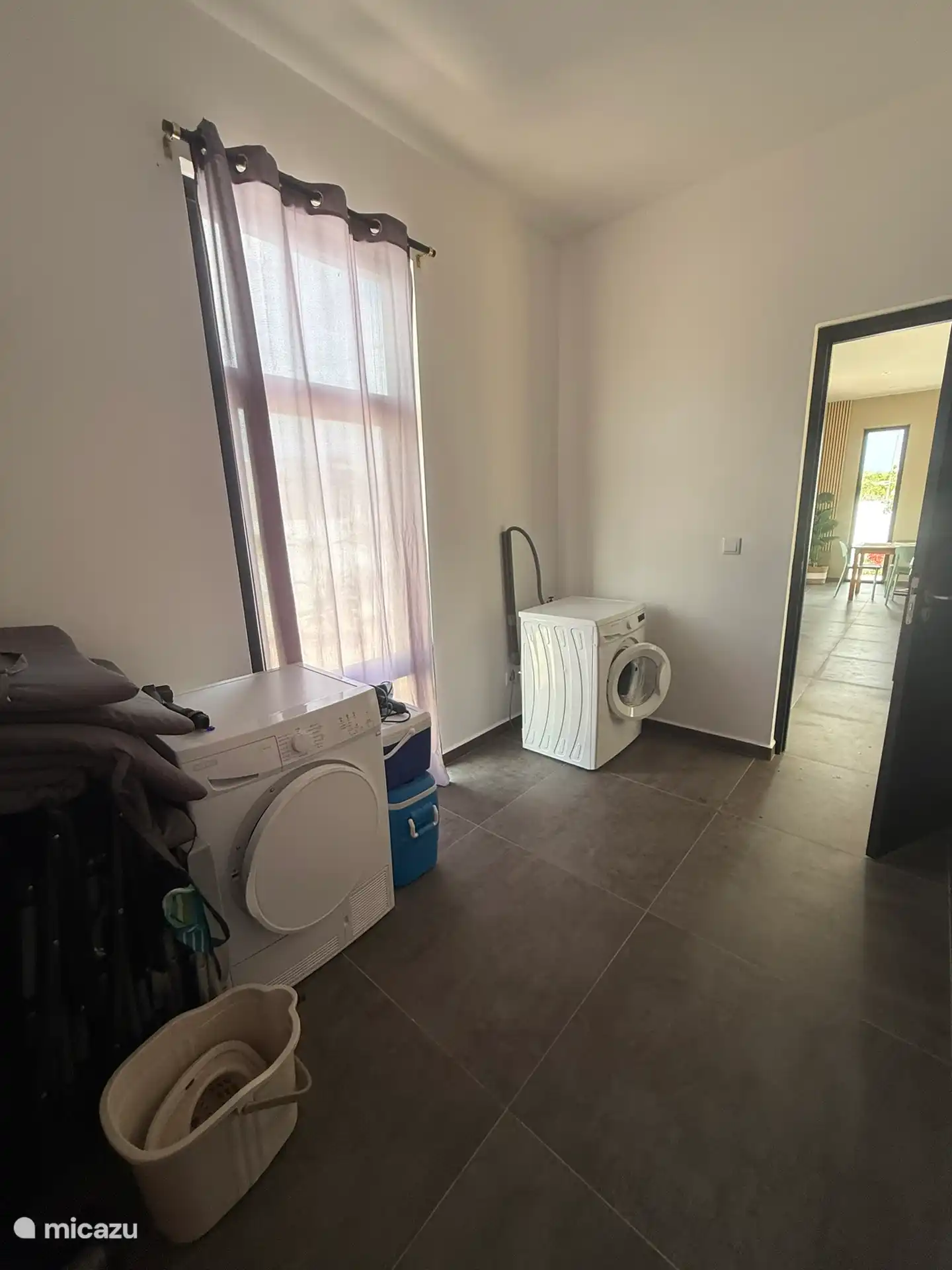 Waschküche mit Waschmaschine, Trockner, Wäscheständer und extra Klappstühlen 