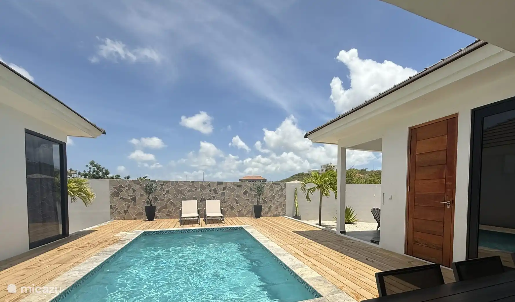 Hinterhof mit extra Toilette und Außendusche