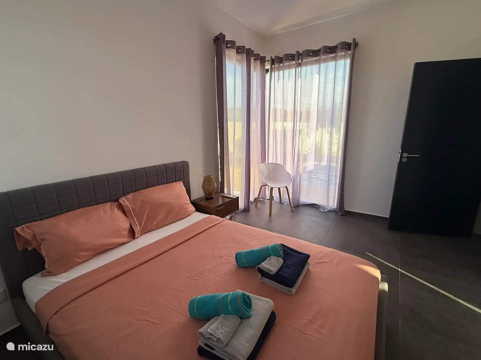 Schlafzimmer 3 mit Blick auf den Pool 