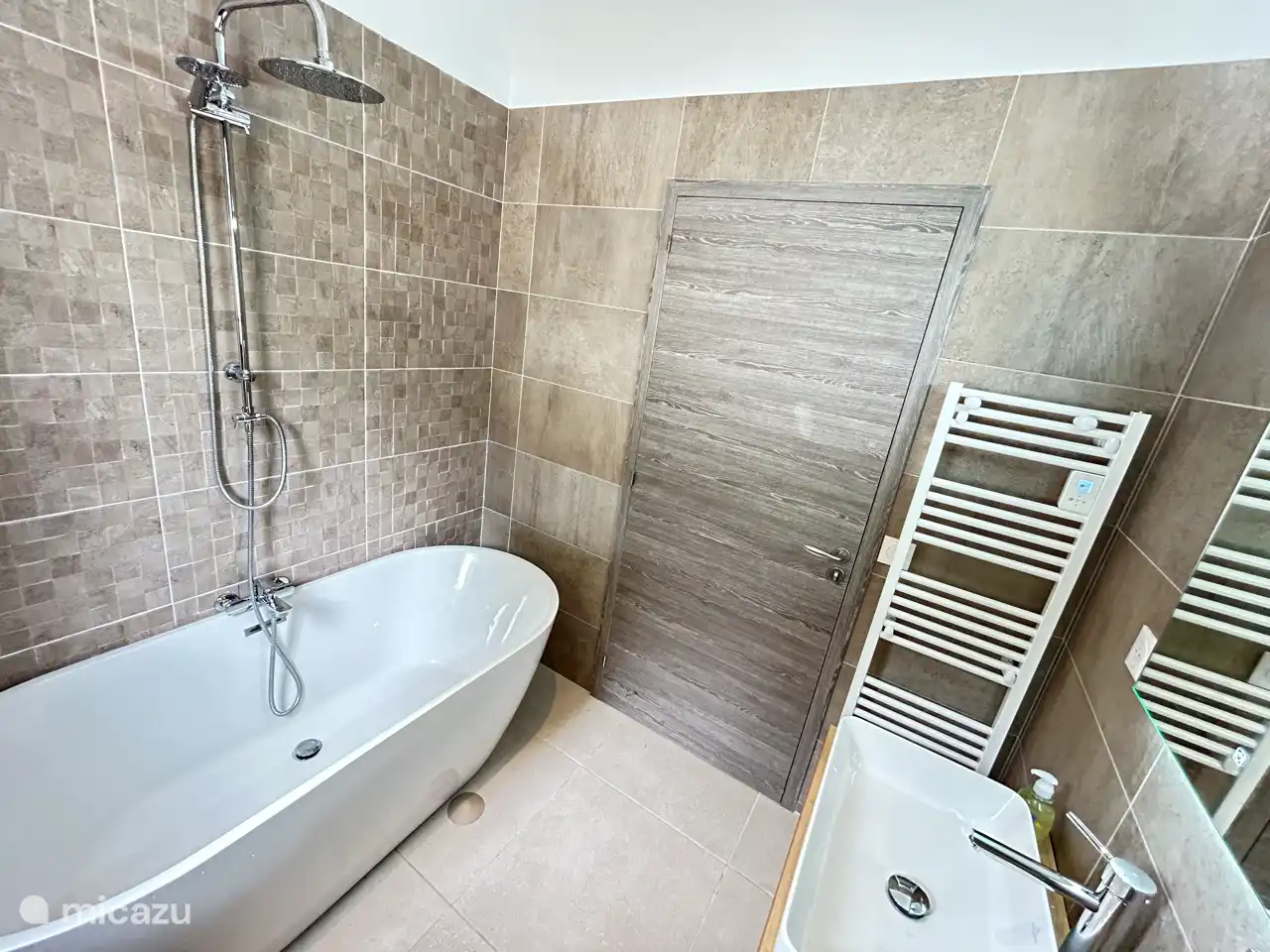 Salle de bain 2, avec baignoire et douche