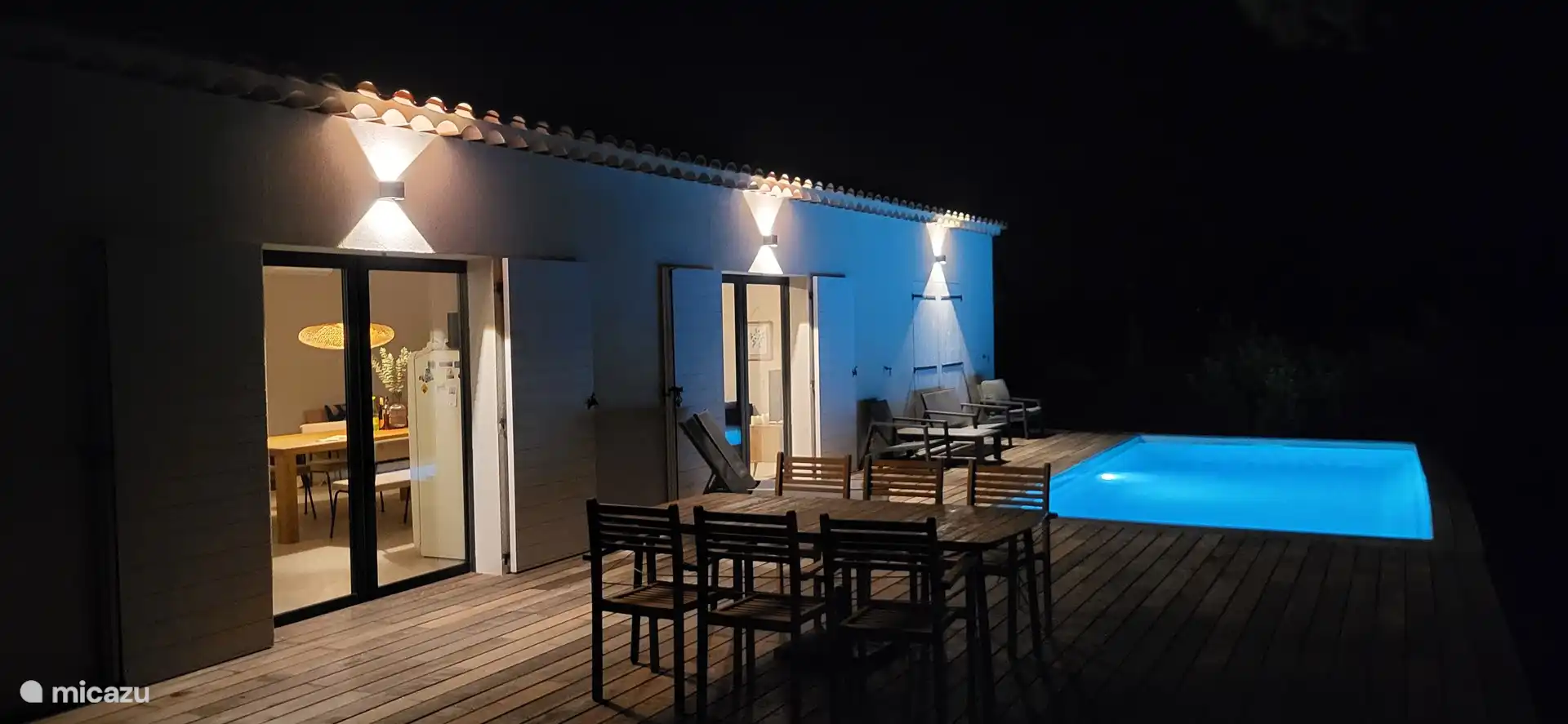 Éclairage extérieur au-dessus des trois portes coulissantes