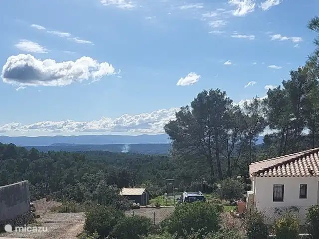 villa huren in Frankrijk, Var, Flayosc – Hagelnieuwe villa in de Var Uitzicht op het Massif des Maures. Achter deze heuvels ligt St Maxime, St Tropez - en de Middellandse Zee - op 45 minuten.