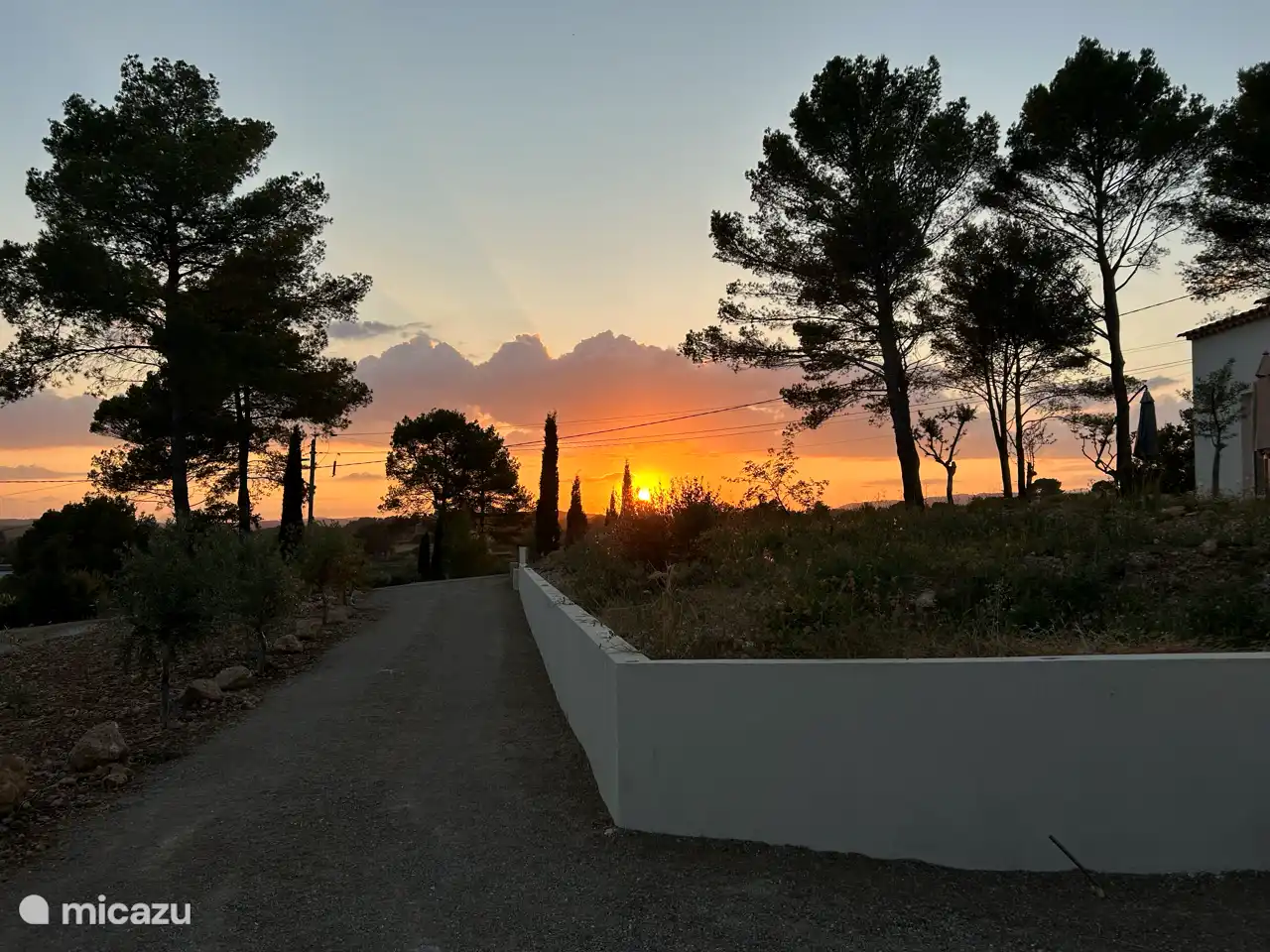 Le soleil se couche aussi ici à l’ouest, c’est l’entrée de la maison,