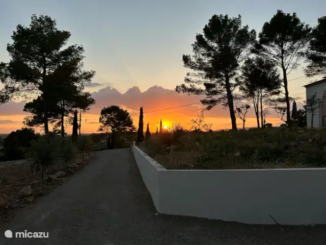 villa huren in Frankrijk, Var, Flayosc – Hagelnieuwe villa in de Var De zon gaat ook hier onder in het westen, dit is de optrit naar het huis,