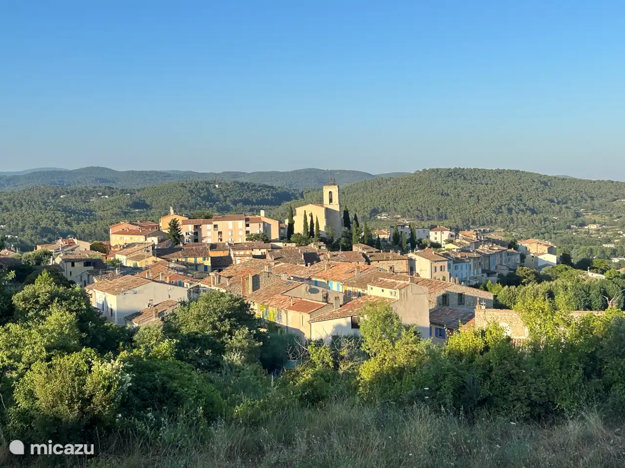 Le village de Flayosc - à 700 mètres à pied de la boulangerie pour les croissants frais.