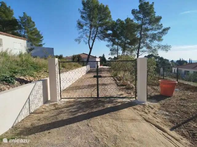 villa huren in Frankrijk, Var, Flayosc – Hagelnieuwe villa in de Var De oprijlaan naar het huis, met een nieuw hek.