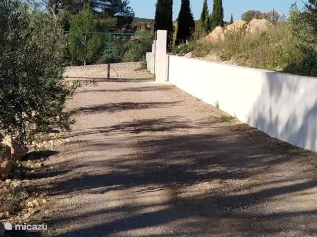 villa huren in Frankrijk, Var, Flayosc – Hagelnieuwe villa in de Var Het nieuwe hek, vanaf het huis naar de toegangsweg.