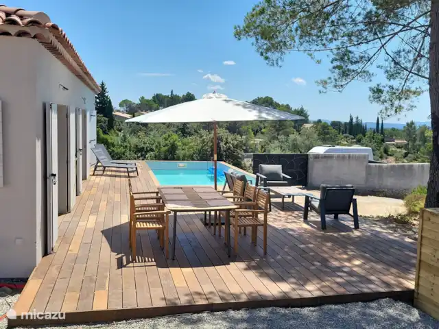 villa huren in Frankrijk, Var, Flayosc – Hagelnieuwe villa in de Var Bijna 70 m2 hardhout terras
