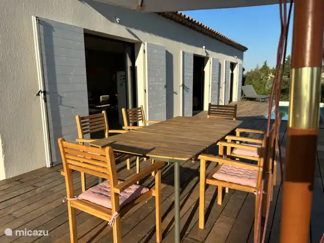 villa huren in Frankrijk, Var, Flayosc – Hagelnieuwe villa in de Var Een lekkere buitenset, met terrasstoelen en parasol