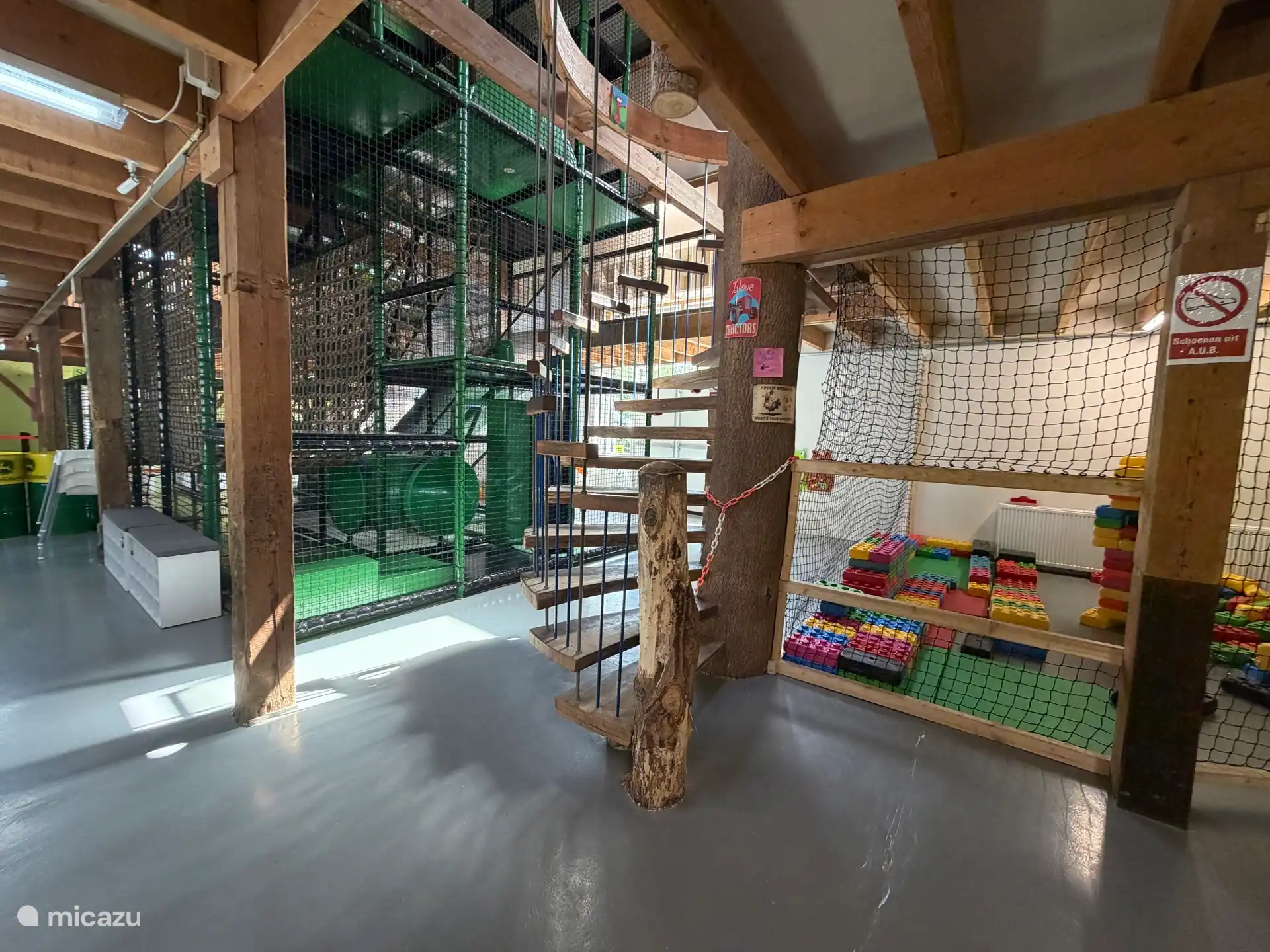 Der Indoor-Spielplatz in der Speelboerderij Pierewiet