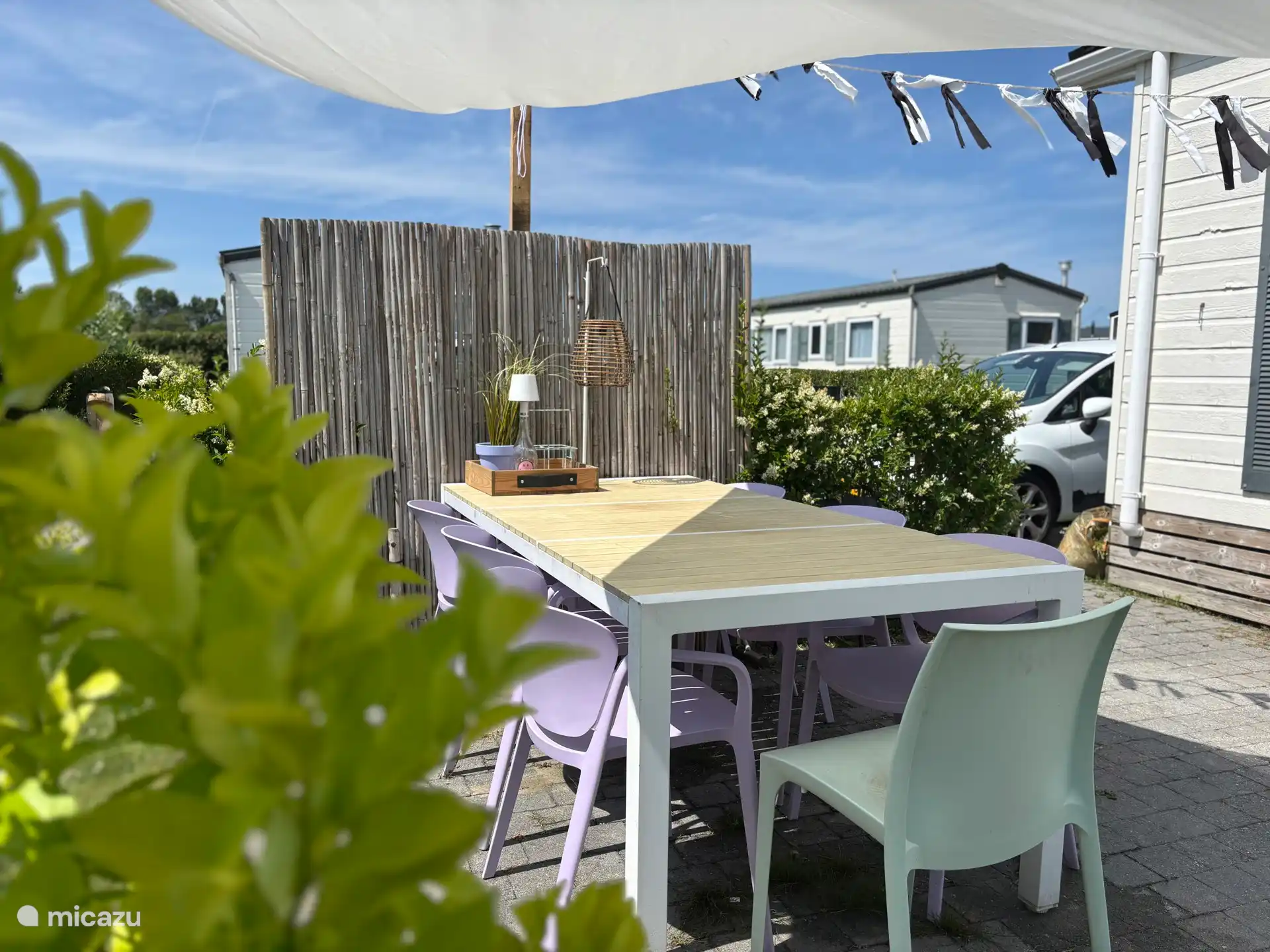 La table d’extérieur avec toile d’ombrage