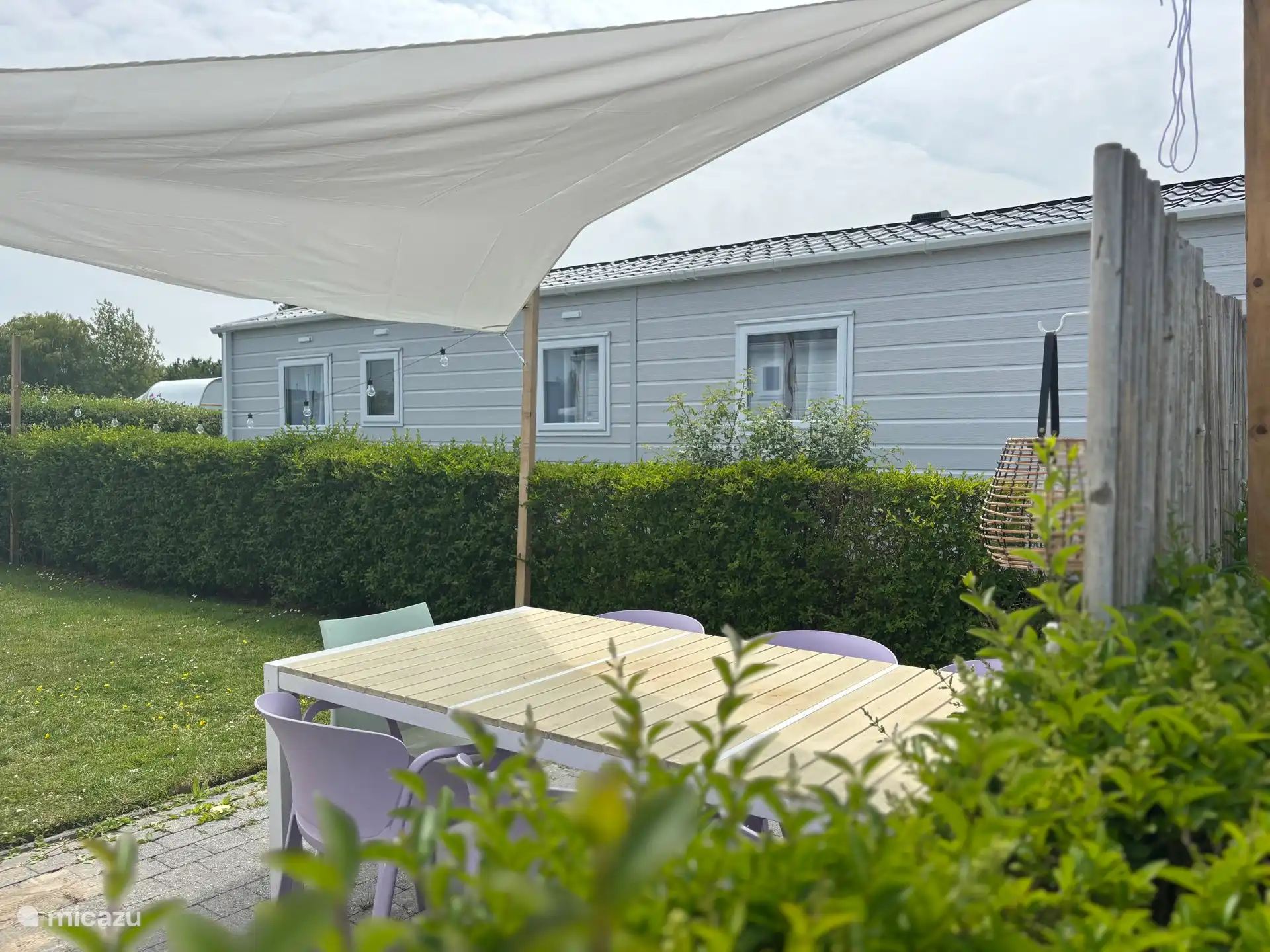 Le jardin avec toile d’ombrage