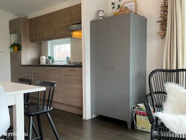 Chalet VakAnsie ! | Pays-Bas, Zélande, Nieuwvliet - chalet Cuisine avec lave-vaisselle, réfrigérateur-congélateur, micro-ondes/four et plaque de cuisson à gaz.