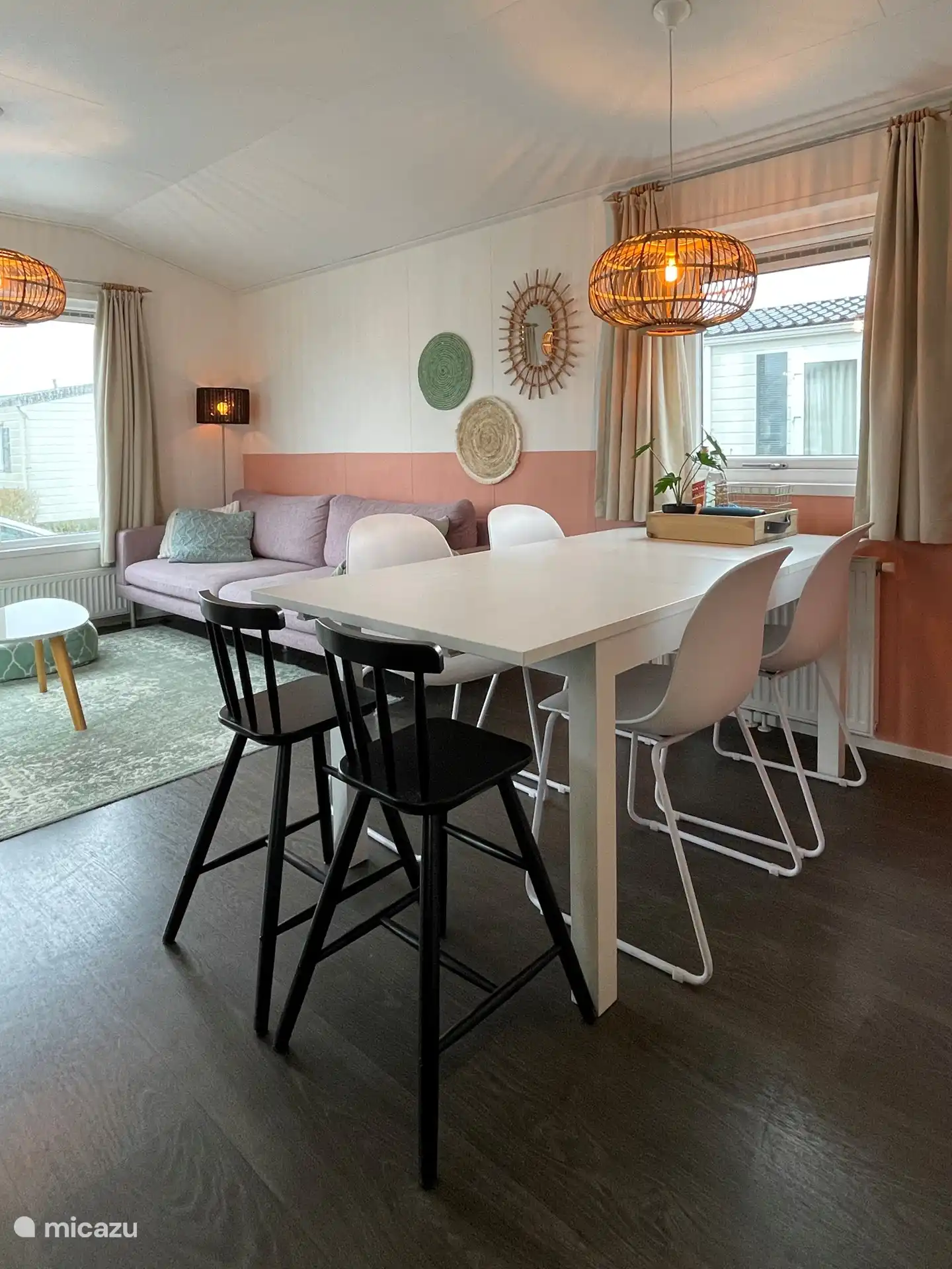 Salon avec canapé 4 personnes et table à manger 6 à 8 personnes.