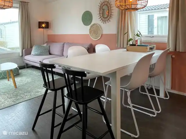 Chalet VakAnsie ! | Pays-Bas, Zélande, Nieuwvliet - chalet Salon avec canapé 4 personnes et table à manger 6 à 8 personnes.