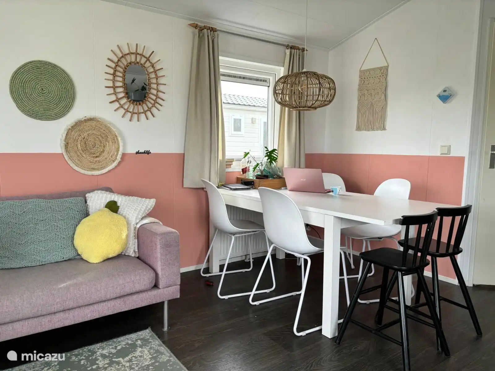 Salon avec canapé 4 personnes et table à manger 6 à 8 personnes.