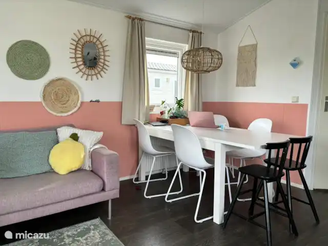 Chalet VakAnsie ! | Pays-Bas, Zélande, Nieuwvliet - chalet Salon avec canapé 4 personnes et table à manger 6 à 8 personnes.