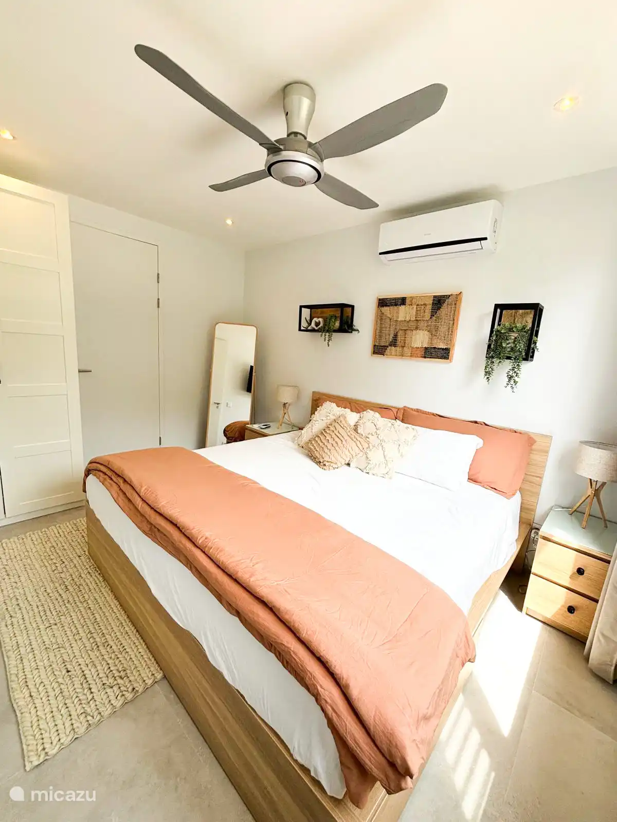 Geräumiges Schlafzimmer mit Ventilator und Klimaanlage und eigenem Bad