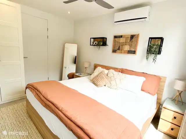 Mooi appartement op Blue Bay huren in Curaçao, Curacao-Midden, Blue Bay - appartement Ruime slaapkamer met fan en airco en eigen badkamer