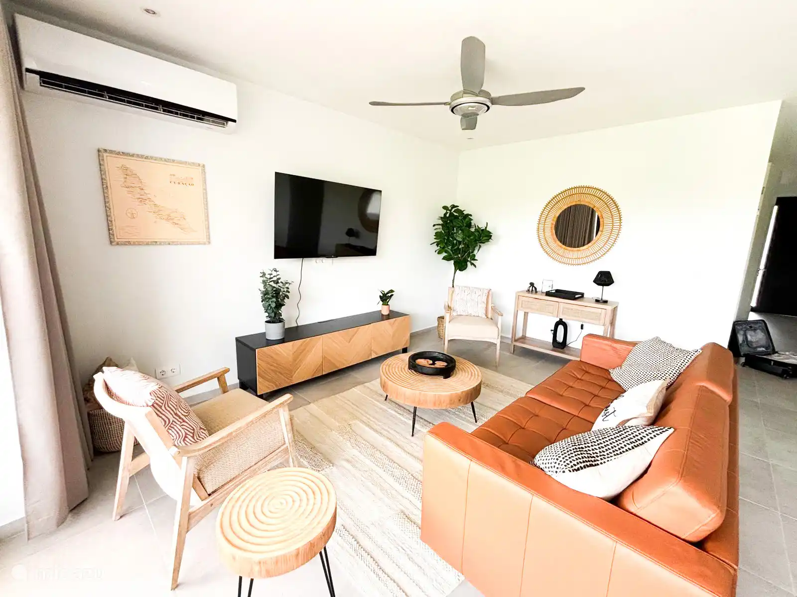 Geräumiges Wohnzimmer mit Klimaanlage, Ventilator, Großbild-Smart-TV