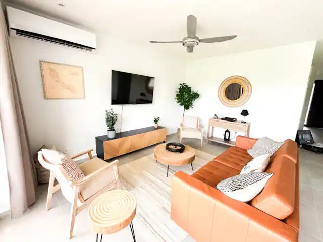 Mooi appartement op Blue Bay huren in Curaçao, Curacao-Midden, Blue Bay - appartement Ruime woonkamer met airco, fan groot scherm smart tv