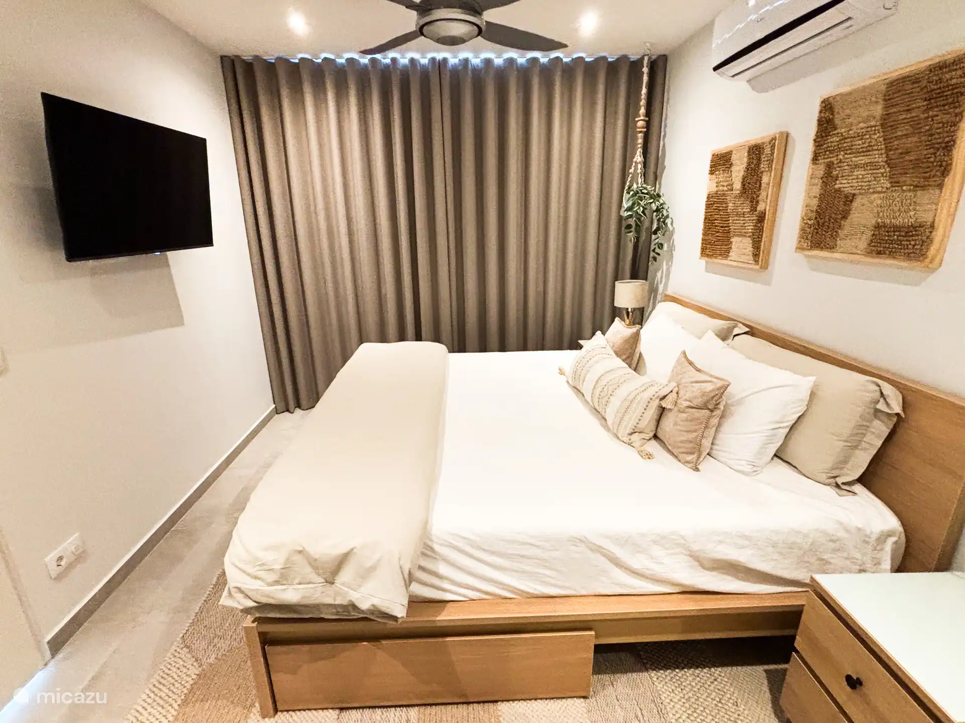 Geräumiges Schlafzimmer mit Ventilator und Klimaanlage