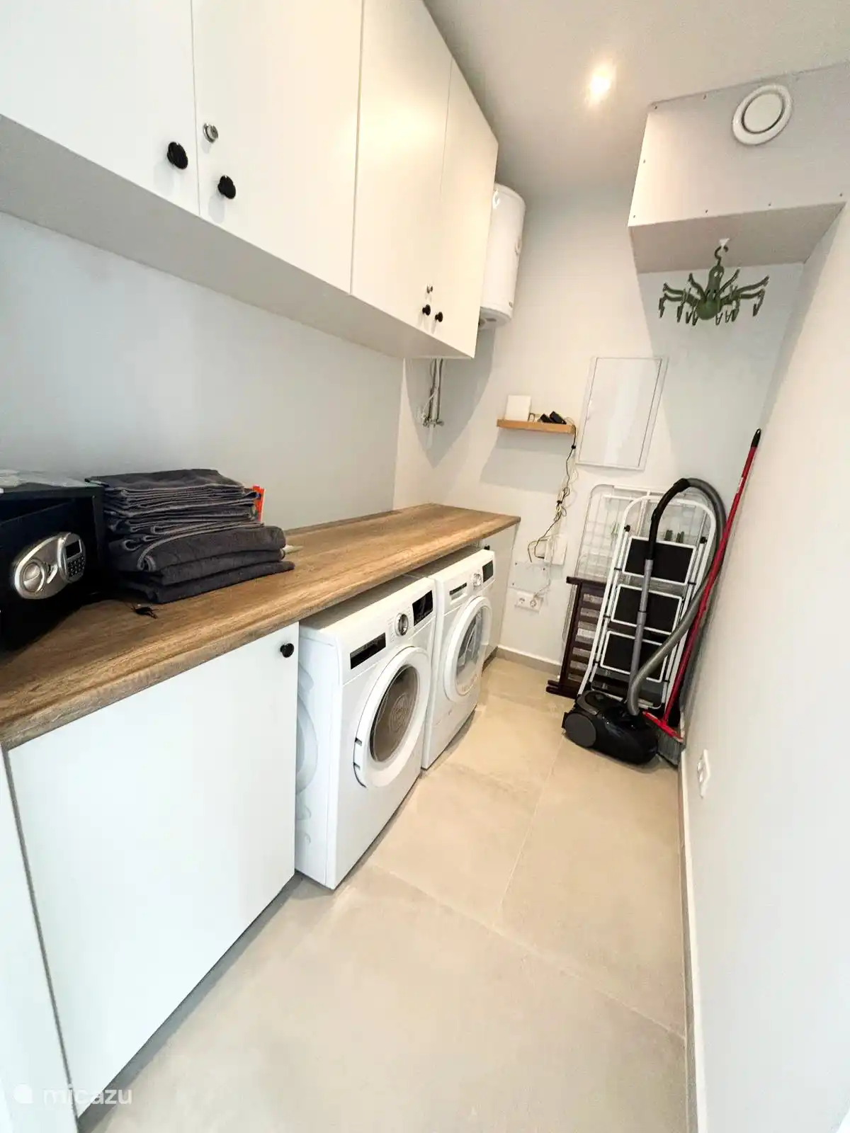 Waschküche mit Waschmaschine und Trockner