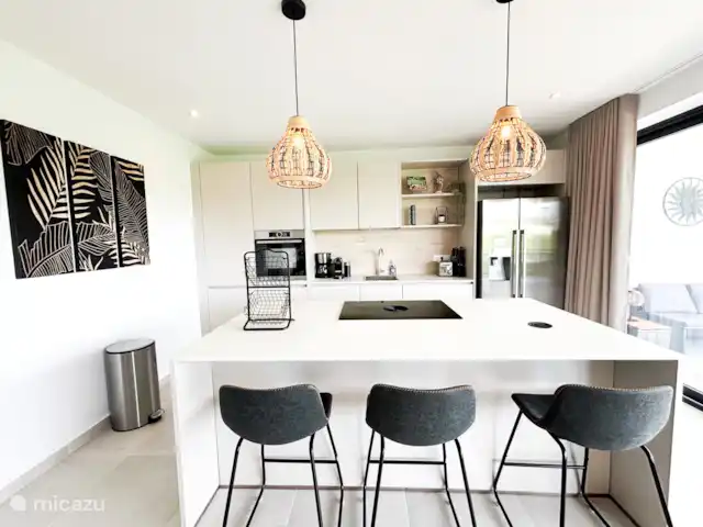 Mooi appartement op Blue Bay huren in Curaçao, Curacao-Midden, Blue Bay - appartement Luxe keuken met Amerikaanse koelkast, vaatwasser, combioven en bora kookplaat