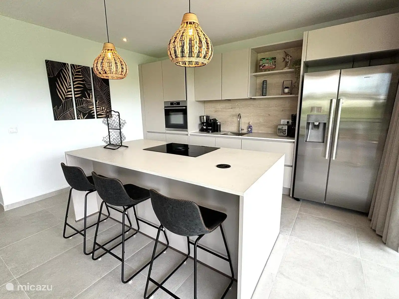 Luxuriöse Küche mit amerikanischem Kühlschrank, Geschirrspüler, Kombi-Backofen und Bora-Kochfeld