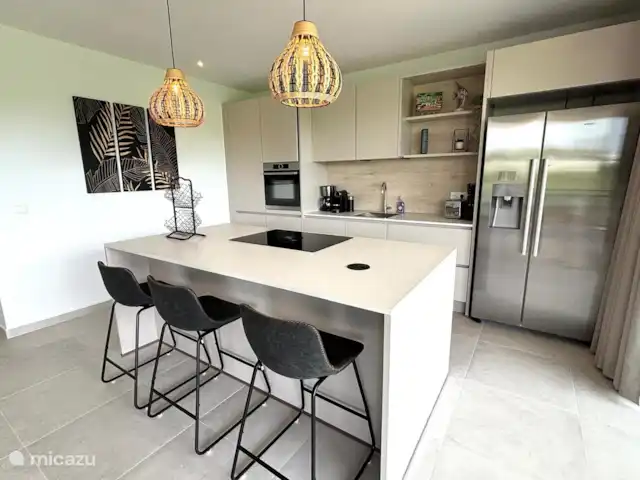 Mooi appartement op Blue Bay huren in Curaçao, Curacao-Midden, Blue Bay - appartement Luxe keuken met Amerikaanse koelkast, vaatwasser, combioven en bora kookplaat