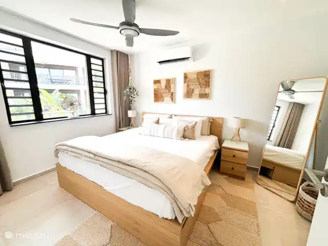 Mooi appartement op Blue Bay huren in Curaçao, Curacao-Midden, Blue Bay - appartement Ruime slaapkamer met kingsize bed, fan en airco en eigen badkamer