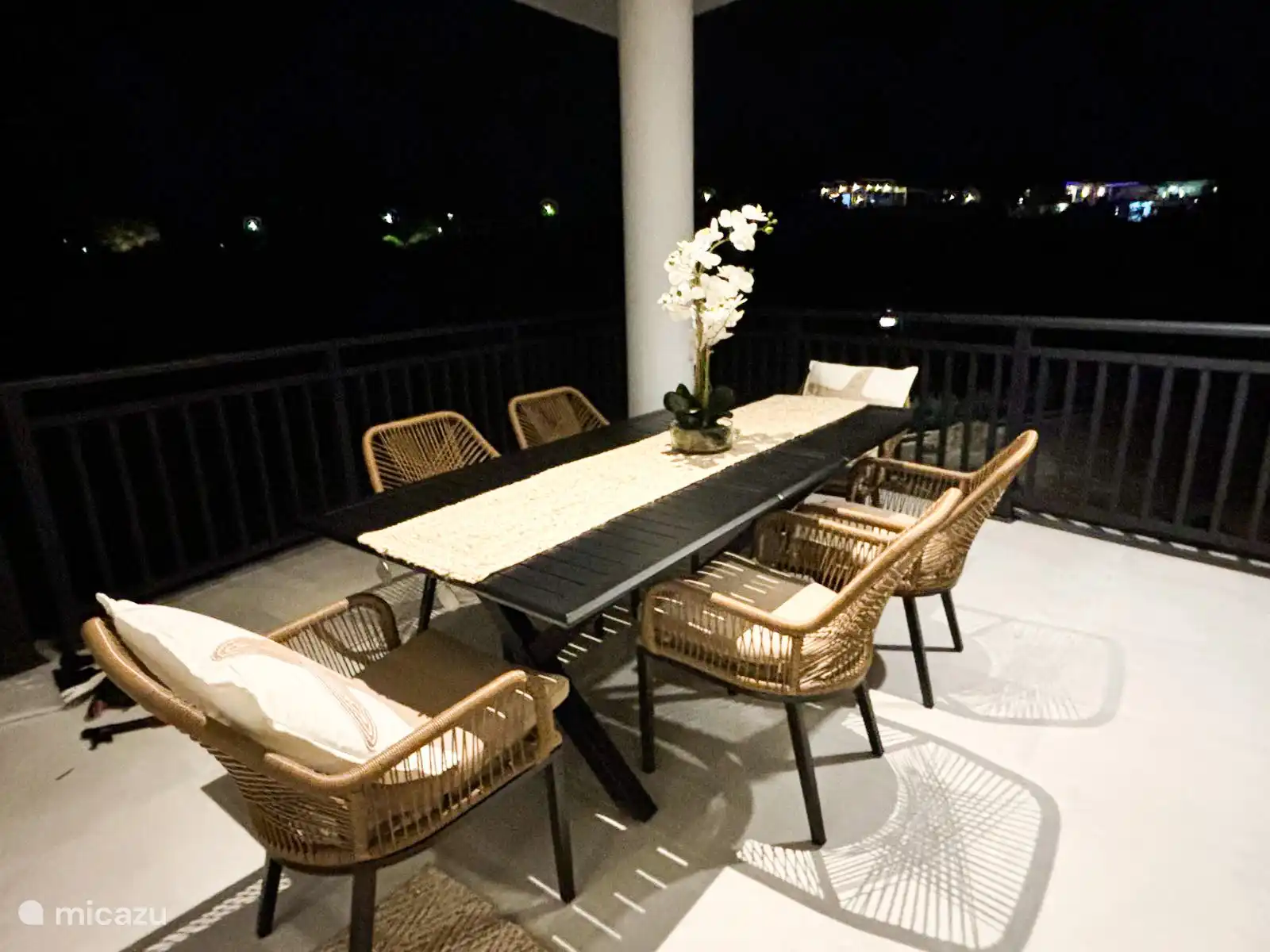 Schöne große Terrasse mit geräumigem Esstisch