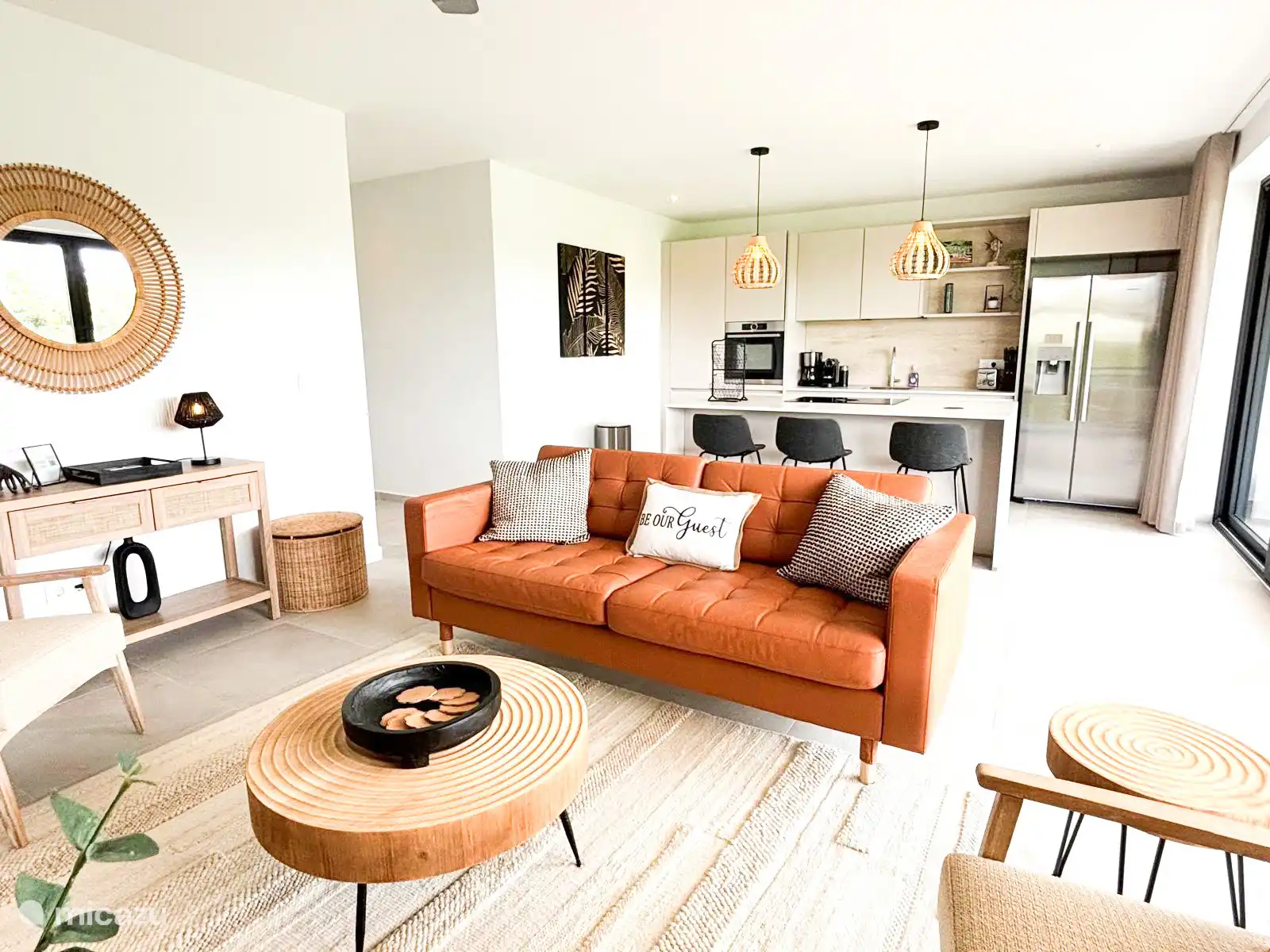 Geräumiges Wohnzimmer mit Ventilator und Klimaanlage