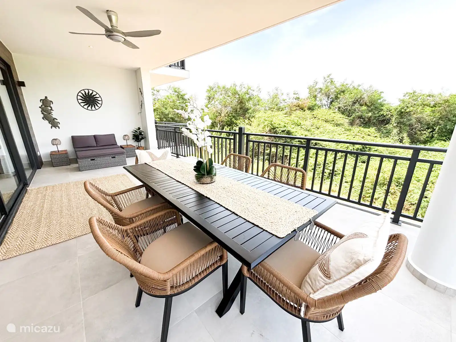 Schöne Terrasse mit Blick auf die Blue Bay