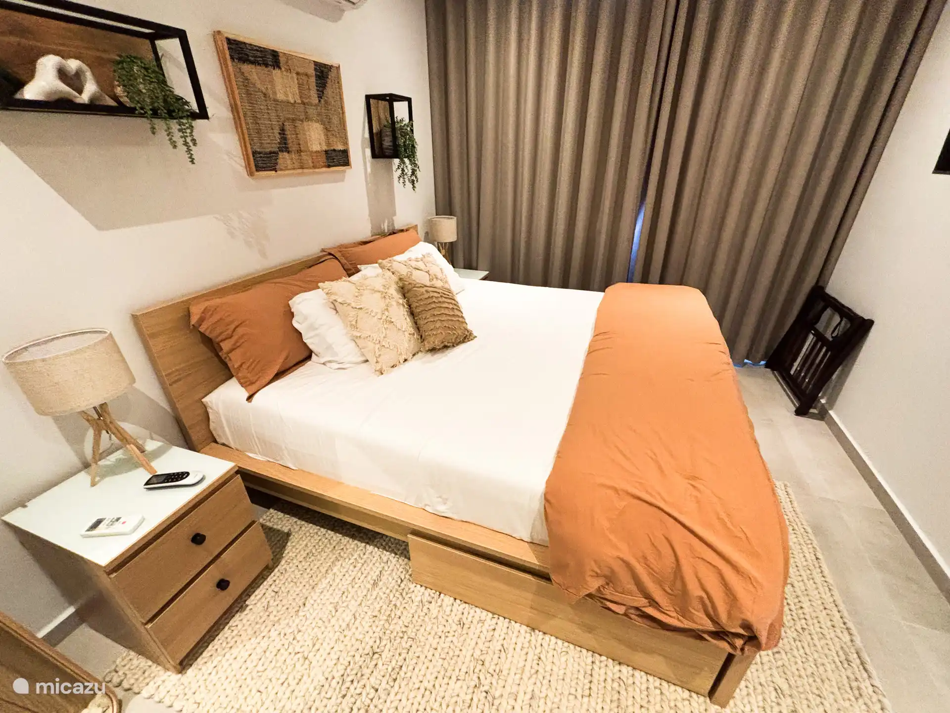 Geräumiges Schlafzimmer mit Ventilator und Klimaanlage