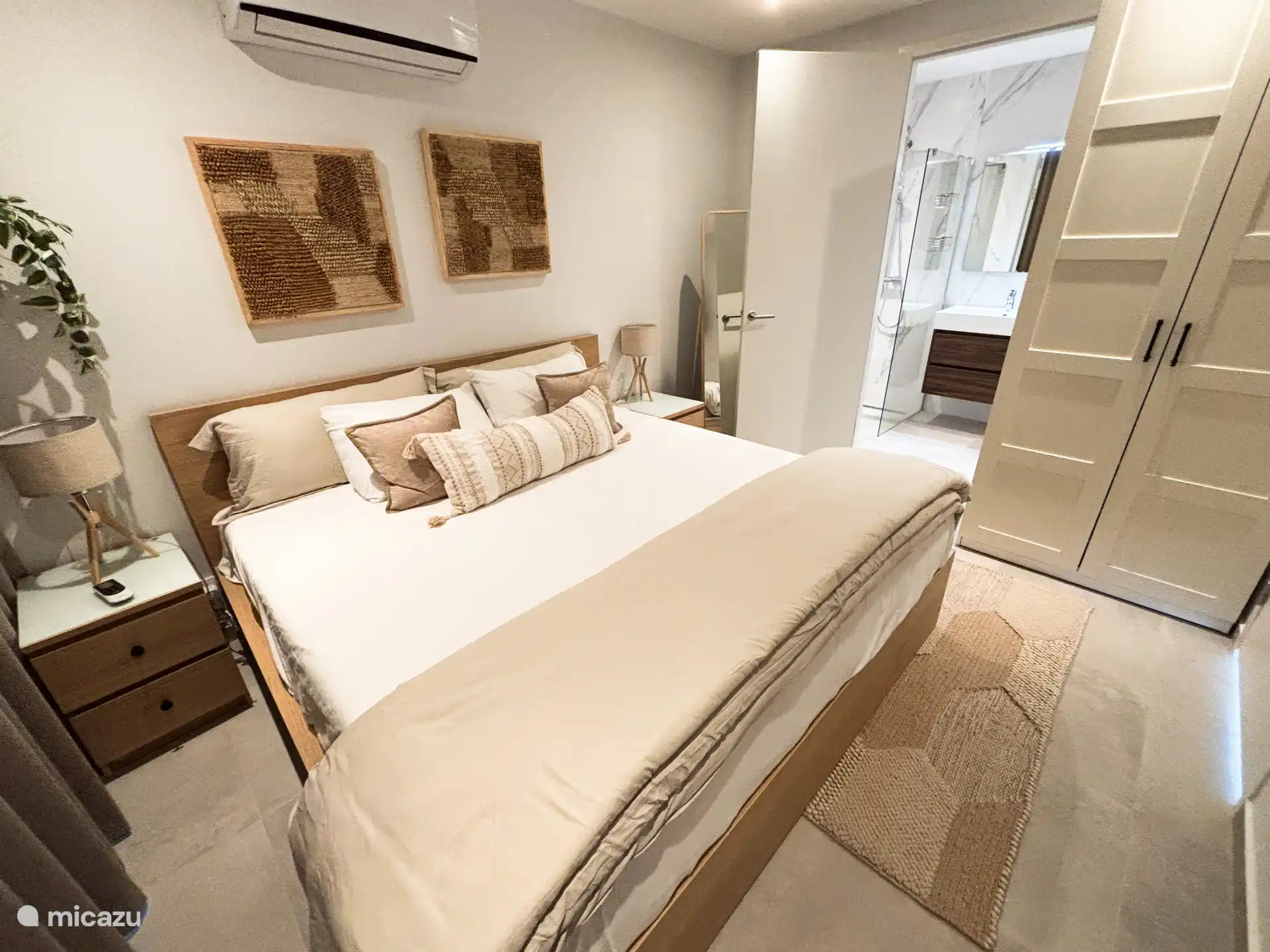 Geräumiges Schlafzimmer mit Ventilator und Klimaanlage