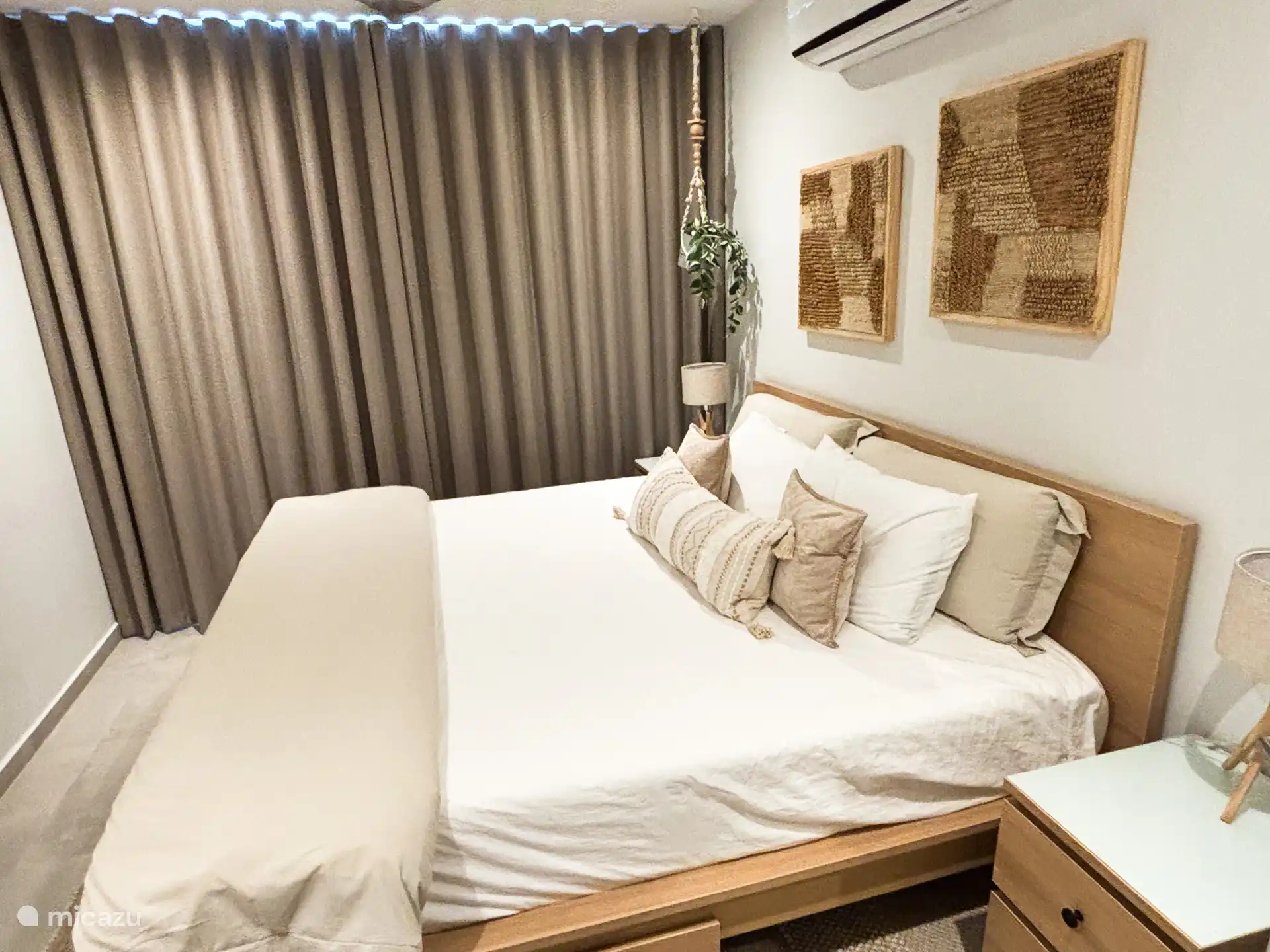 Geräumiges Schlafzimmer mit Ventilator und Klimaanlage