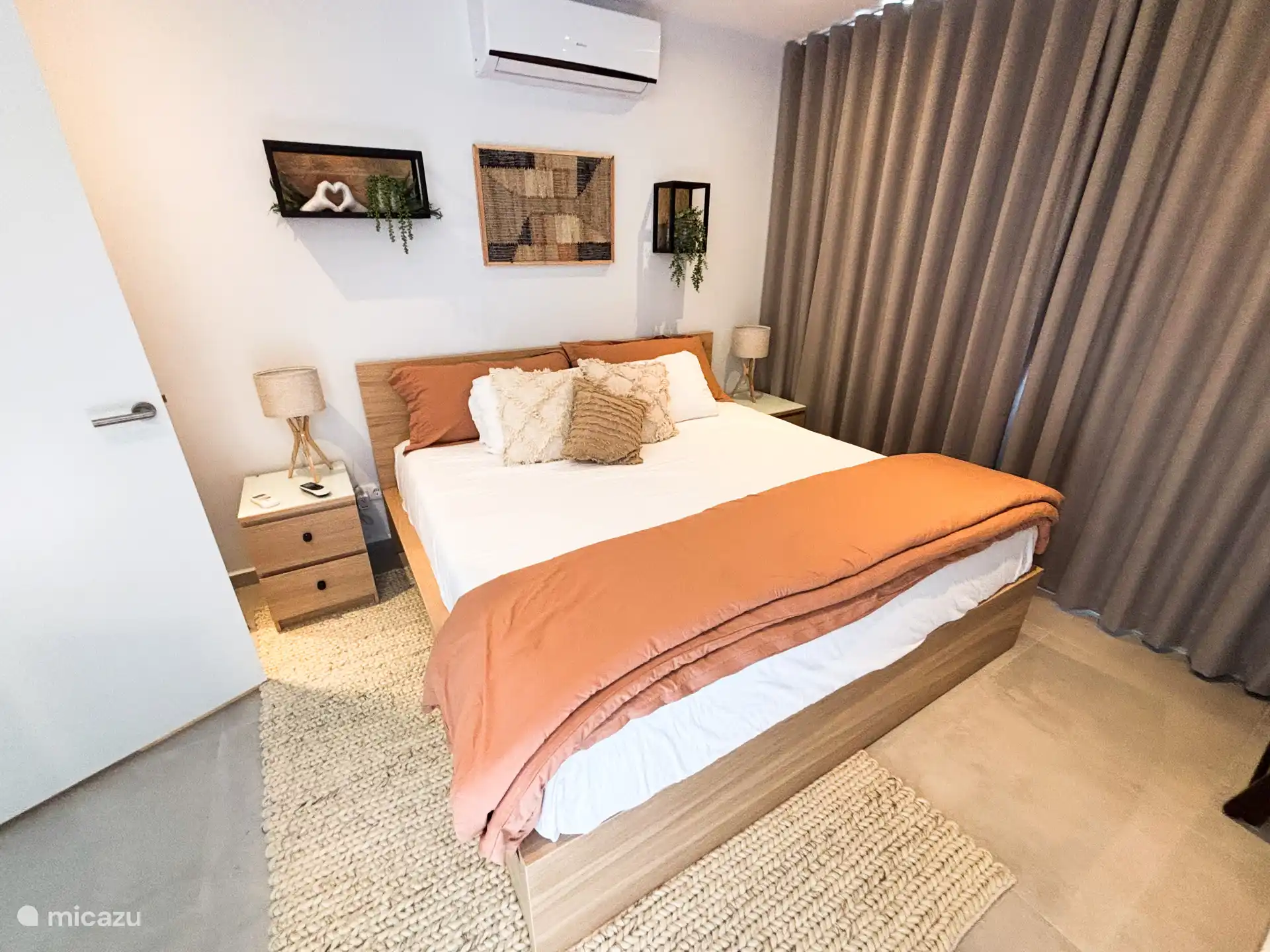 Geräumiges Schlafzimmer mit Ventilator und Klimaanlage