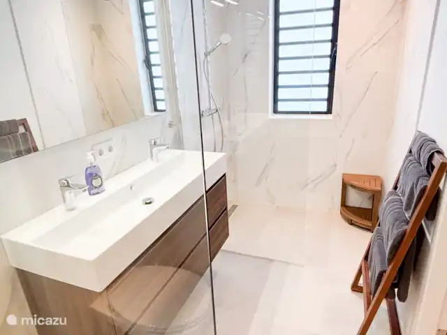 Mooi appartement op Blue Bay huren in Curaçao, Curacao-Midden, Blue Bay - appartement Luxe badkamer
