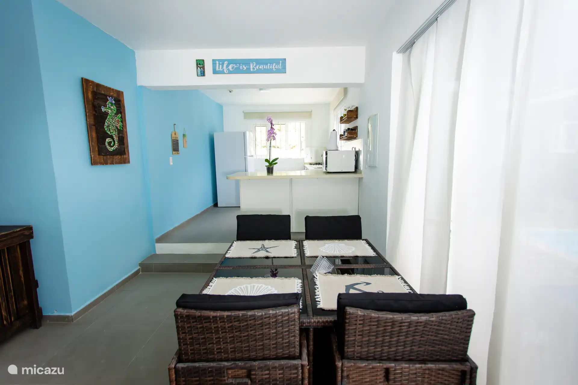 Esstisch mit Glasplatte und direktem Zugang zur Küche – ideal für Mahlzeiten zu Hause.