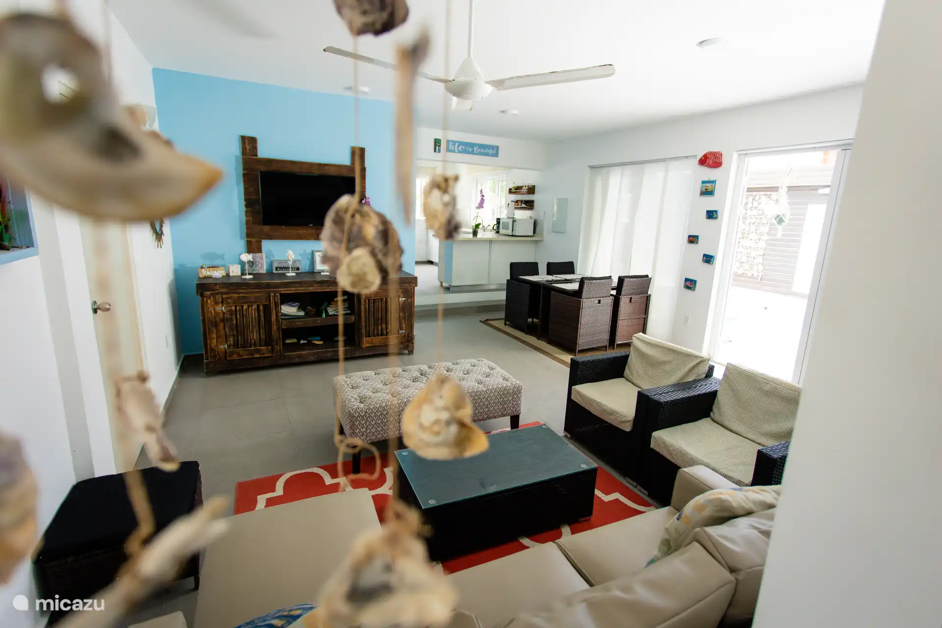 Natürliche Inselakzente und sanftes Licht verleihen diesem Loungebereich ein entspannendes Küstengefühl.