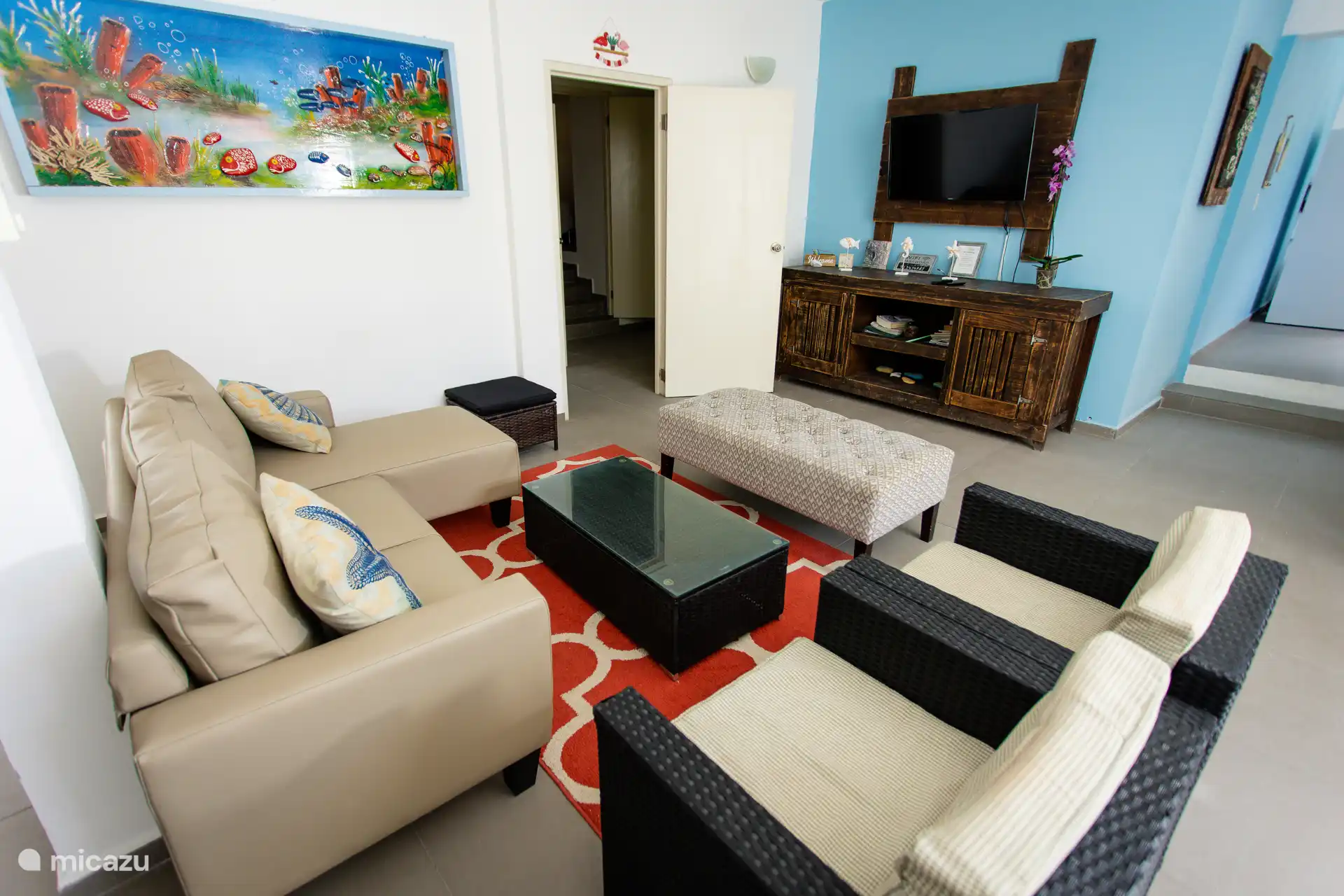 Bequeme Sitzgelegenheiten für Gruppen mit einem Couchtisch aus Glas und Kunstwerken am Strand.