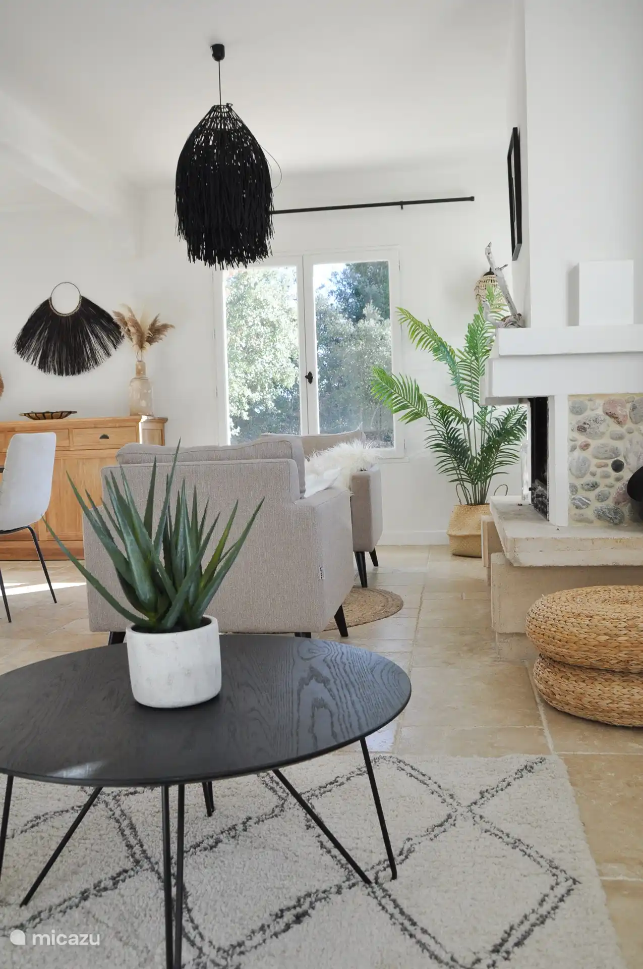 Wohnzimmer mit Sitzecke & Smart-TV